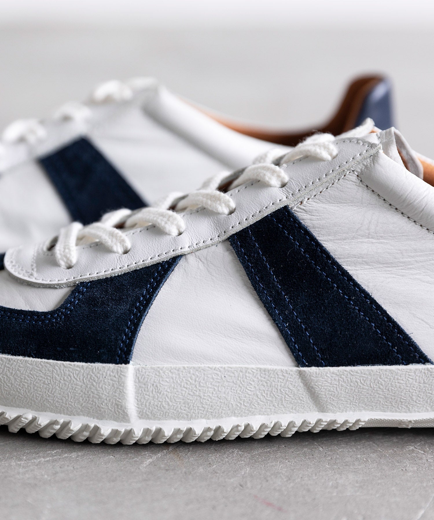 SP-1047 White/Navy - SPINGLE