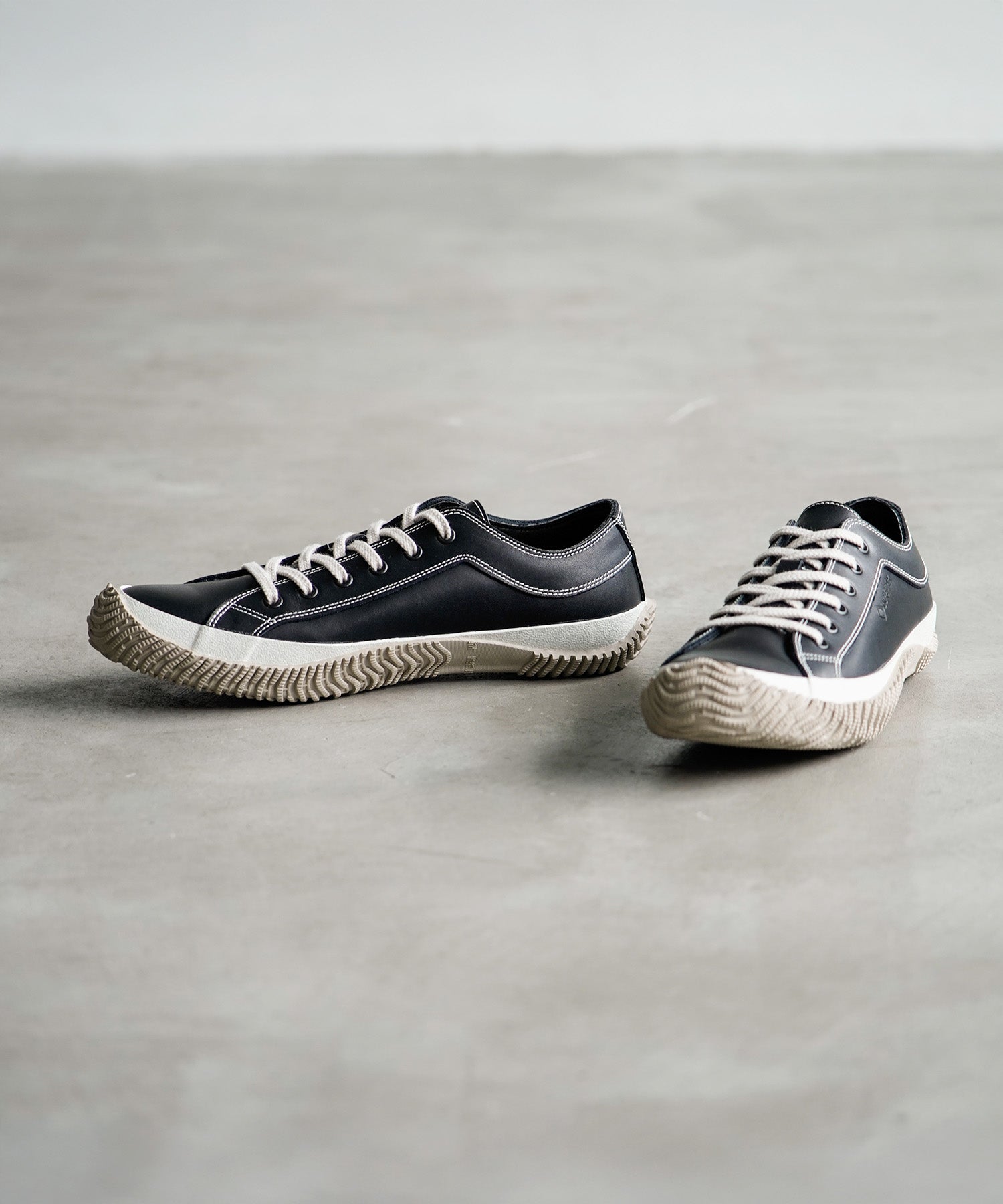 SP-619 Black/White - SPINGLE