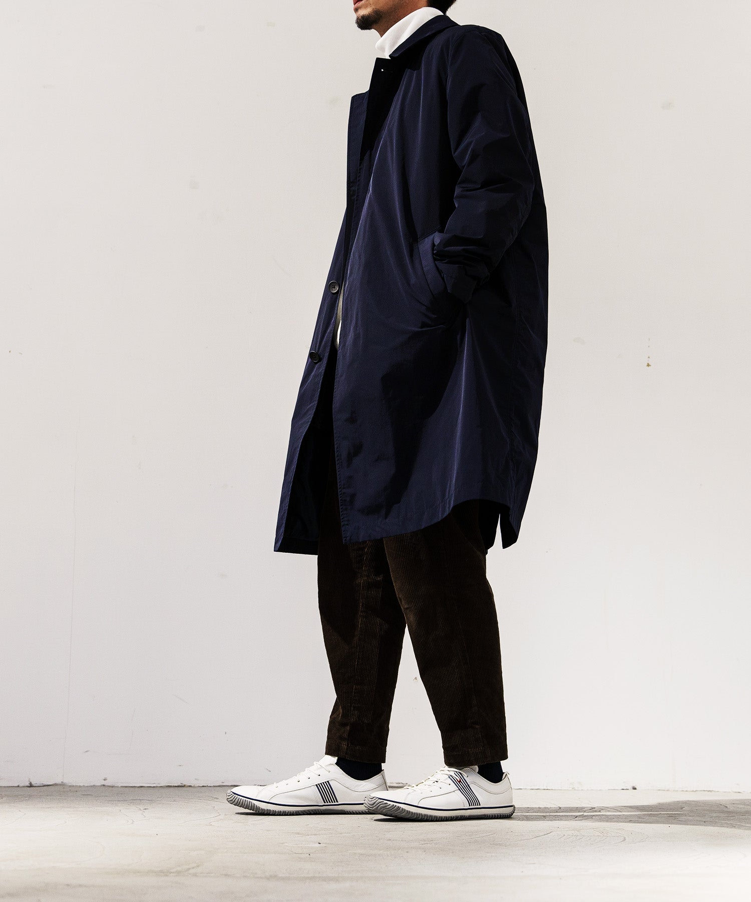 SP-168 White/Navy - SPINGLE