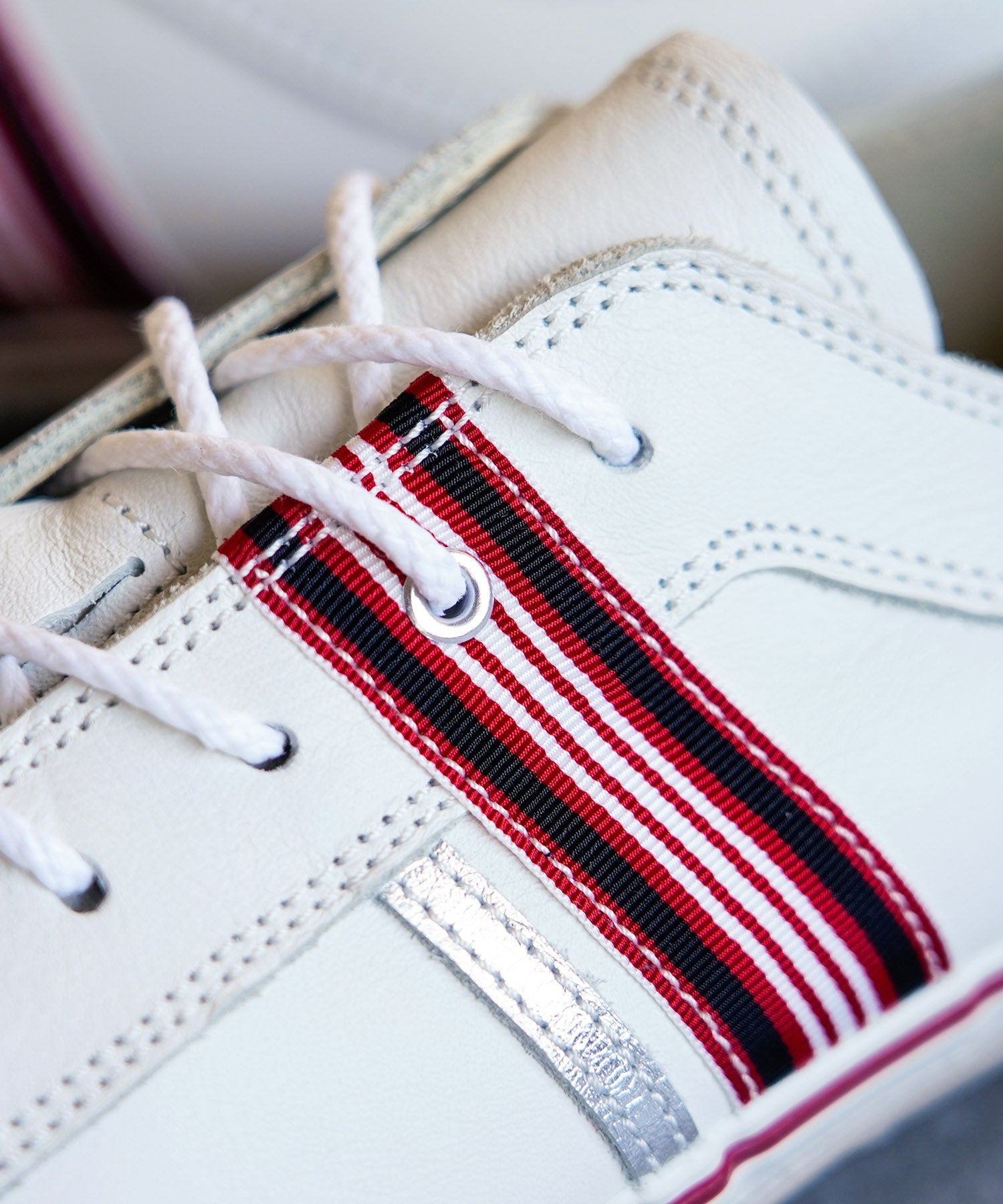 SP-168 White/Red - SPINGLE